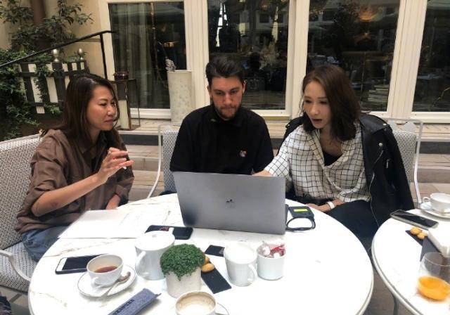 47岁黎姿与外籍员工开会笑容灿烂毫无架子_工作_成功_李嘉欣