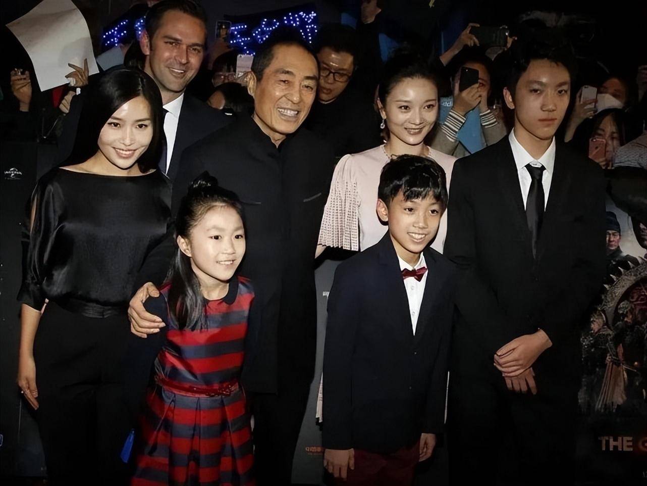张艺谋带全家同台,70多岁精神矍铄,小31岁妻子和女儿同框像姐妹