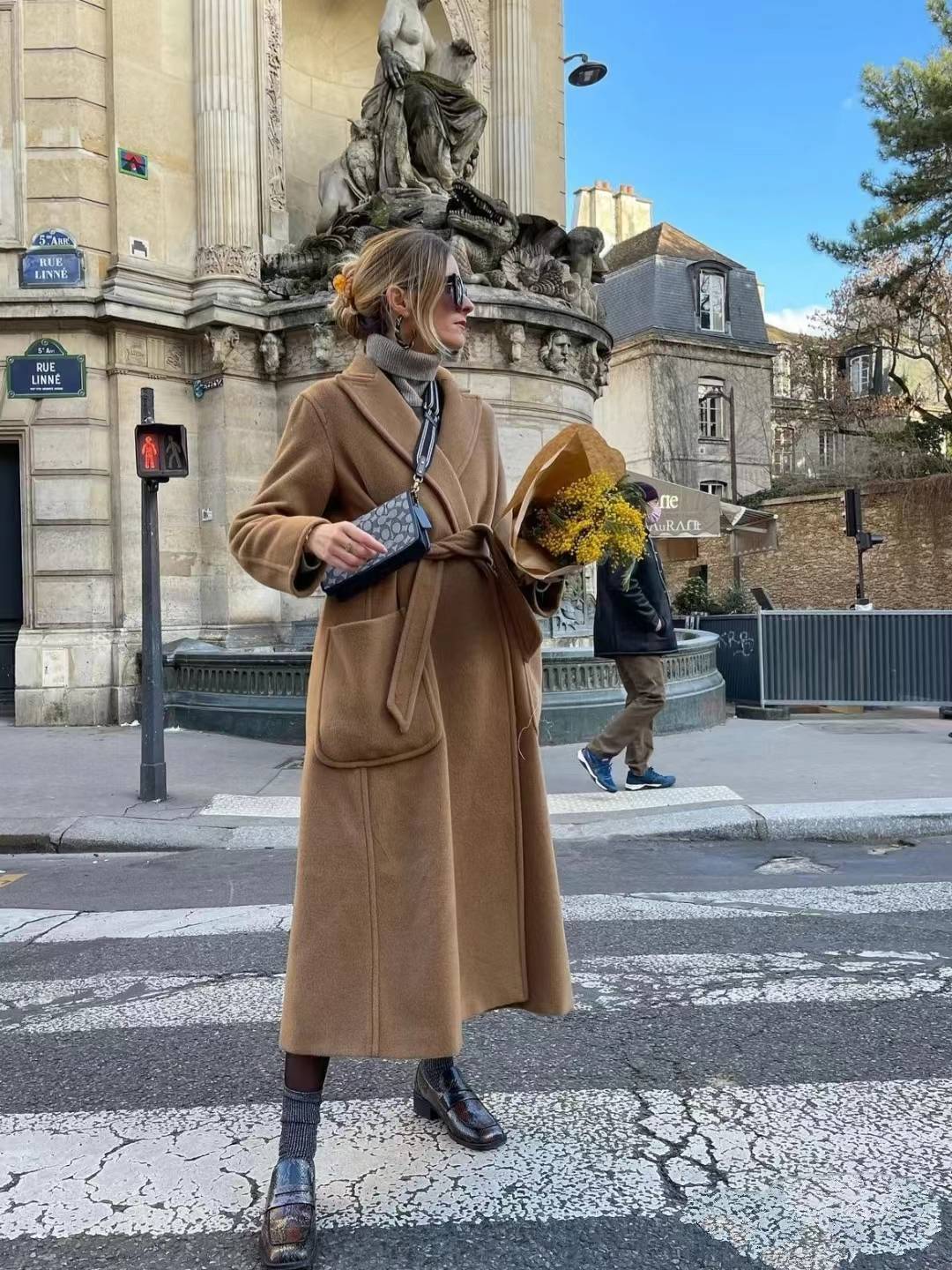 太佩服巴黎女人的审美了:裙长不拖地,黑丝配靴,永远优雅知性