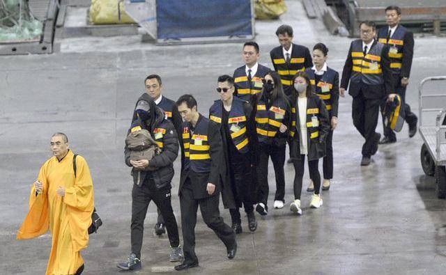 家属在机场为高以翔遗体办理相关手续,大概一个半小时后,水晶棺运往