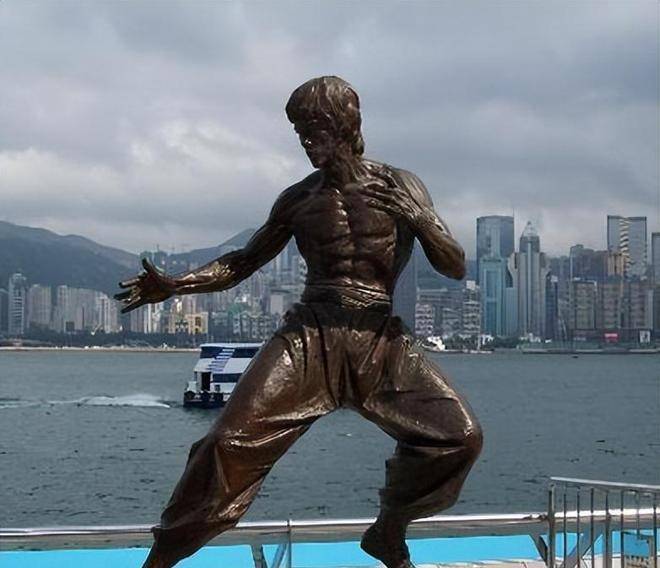 李小龙:截拳道就像是练习木人桩,思想不停上前,如河水川流不息_叶问