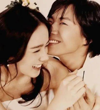 东方神起的金在中听到她结婚的消息后,在演唱会上情绪失控;宋承宪公开