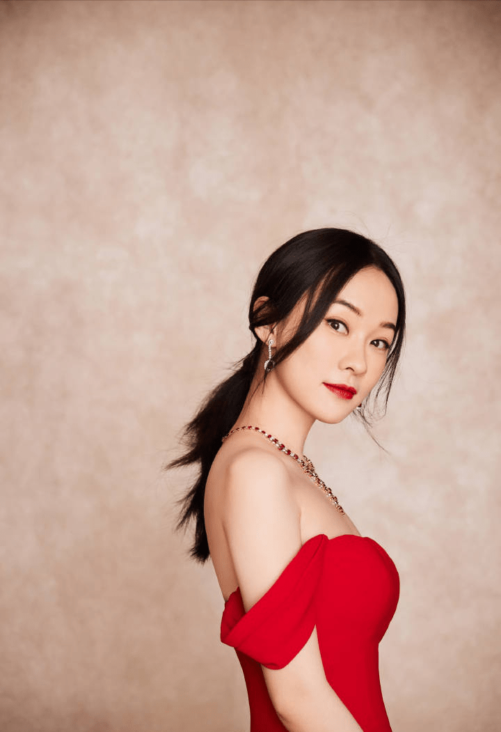 霍思燕才是尤物美人,一袭红裙尽显蜂腰翘臀,温柔大气好有女人味_红色