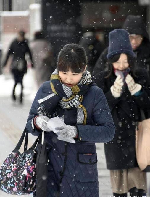 寒流侵袭多地降暴雪，日本人出门全副武装，网友：说的不怕冷呢?？