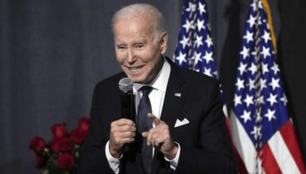 特朗普穷追猛打,拜登拉拢黑人兄弟"护驾",唱了一首歌大获民心_马丁