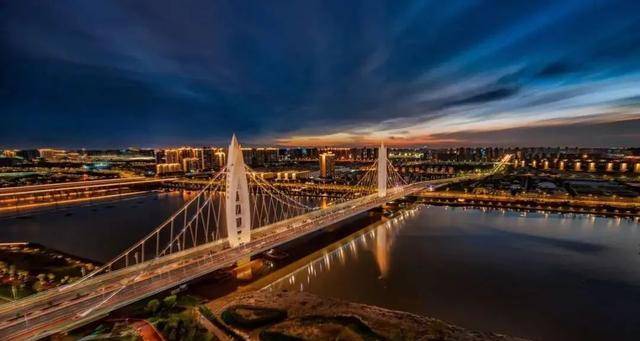 父母坐在细糯的沙滩上欣赏余晖夕阳西下时却有着美腻的小沙滩但公园内