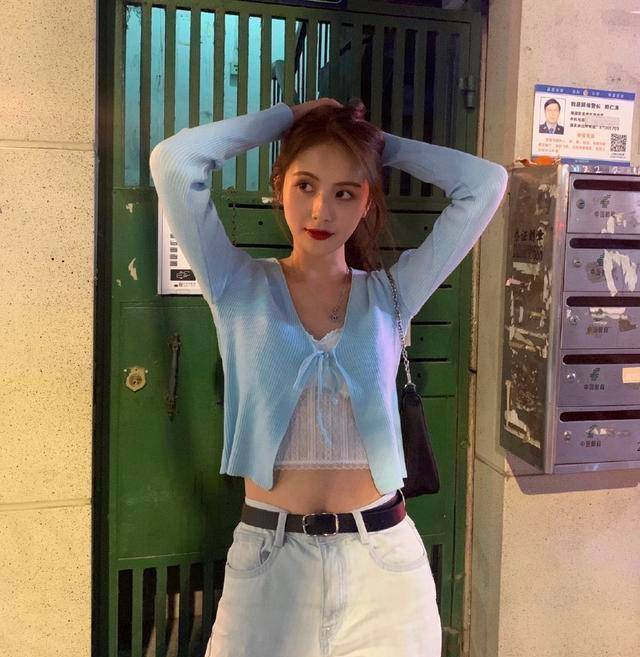 是真的非常喜爱这种漏肚脐跟阔腿裤的衣服啊 ,不过的话甜仇身材好任性