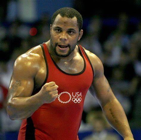 爱吃炸鸡的"黑球"科米尔,ufc重量级冠军,悲欣交集的人生_比赛_蒂普