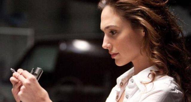 威胁要毁掉盖尔加朵,和dc演员几乎都有矛盾的尾灯导演究竟是谁?