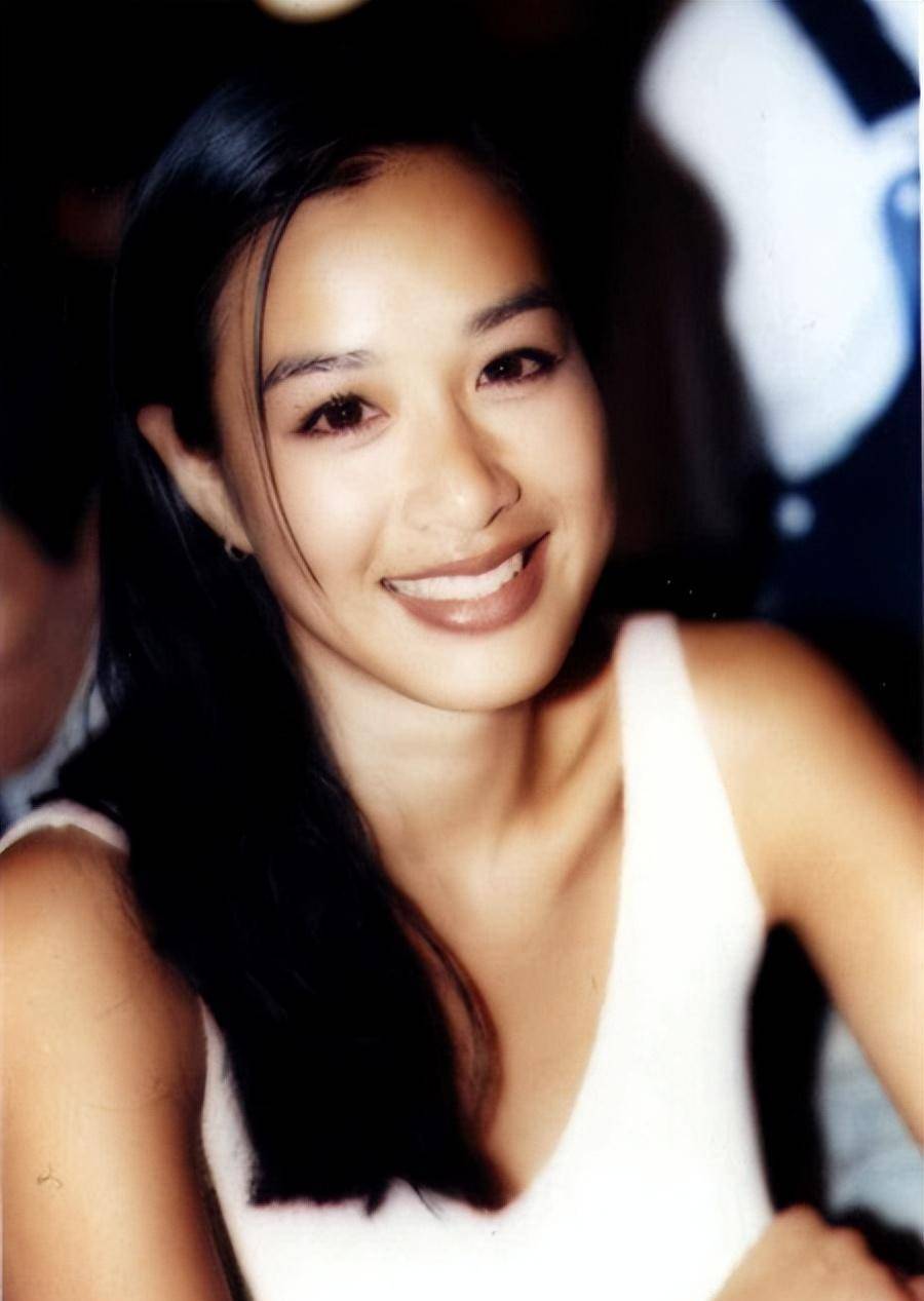 机缘巧合,电视上的国际华裔小姐选美比赛让钟丽缇高兴得跳了起来,毕业