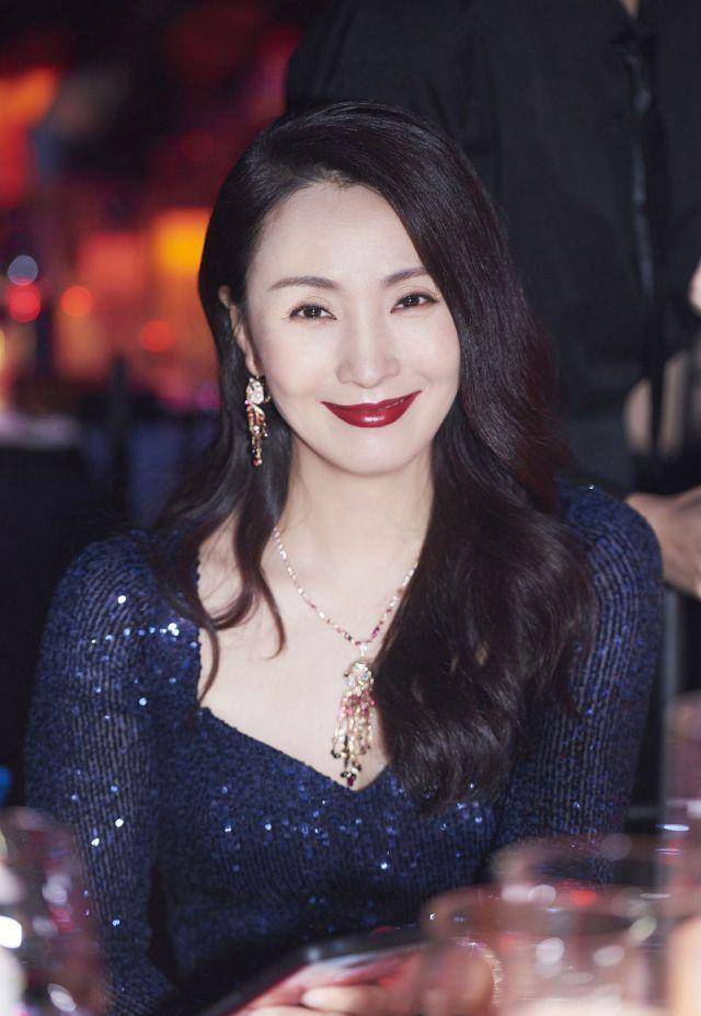 47岁陶虹精致妆容亮相,身材纤细如少女,生下女儿后只接拍好戏_宋倩