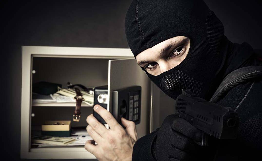 他也知道自己不能再将包抢过来,于是,他就恶狠狠地盯着刘老汉,然后