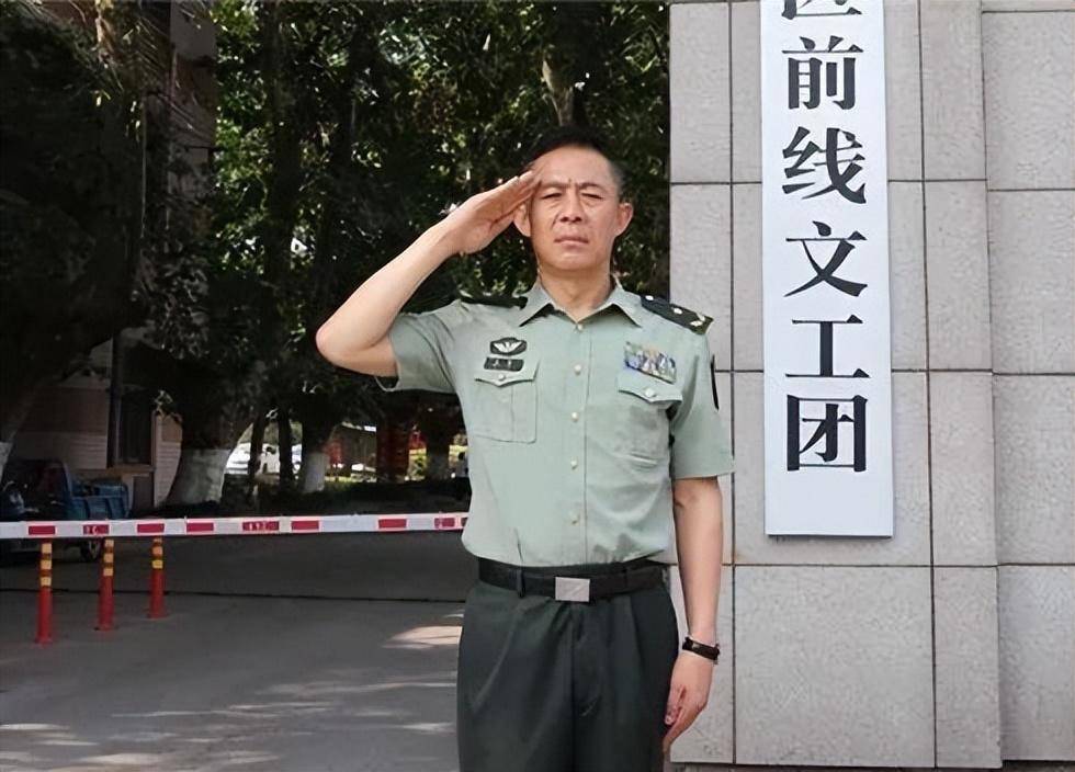 这部电影应该是现代军旅题材电影的鼻祖,他扮演的特种兵王晖,非常深入