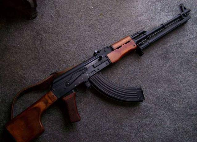 听听枪械高手点评ak系列突击步枪的优点与缺陷_弹匣_子弹_射击时