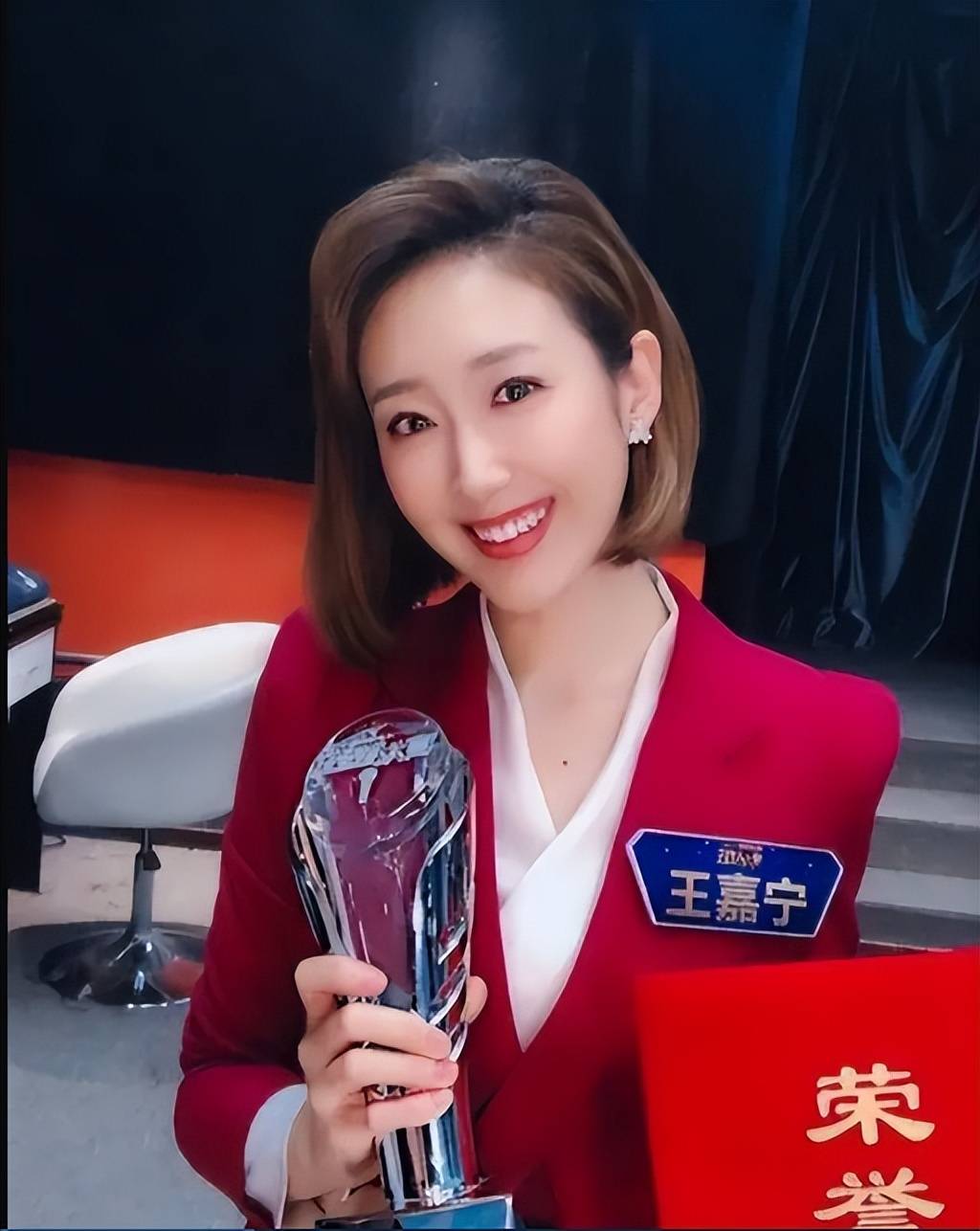 新人王嘉宁入央视仅2年,竟能主持23年春晚,看到履历后懂了_学历_的