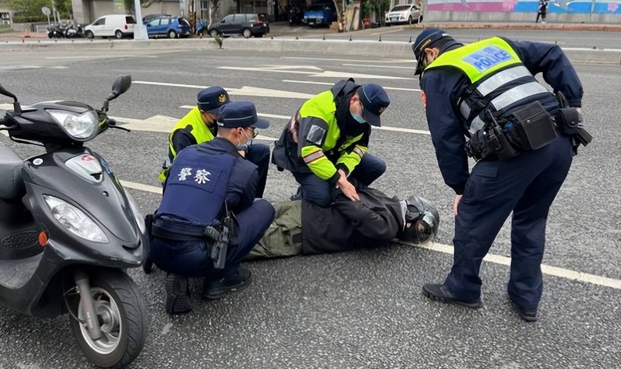 台湾警察而随郑某一同参加这次庆生的7名基隆市刑警,事前都未按照规定