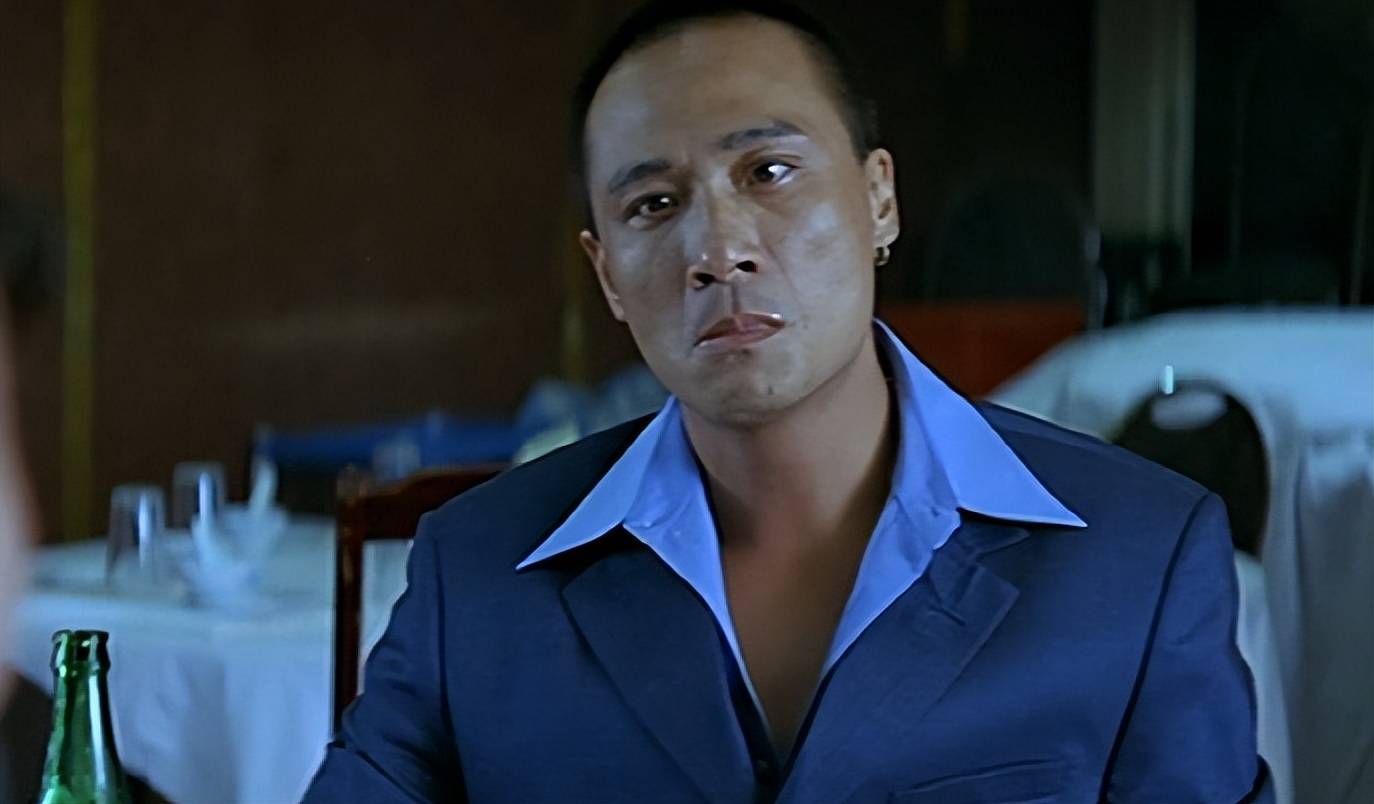 电影《枪火》中,吴镇宇饰演的角色是黑帮头目阿来,一位讲兄弟义气,又
