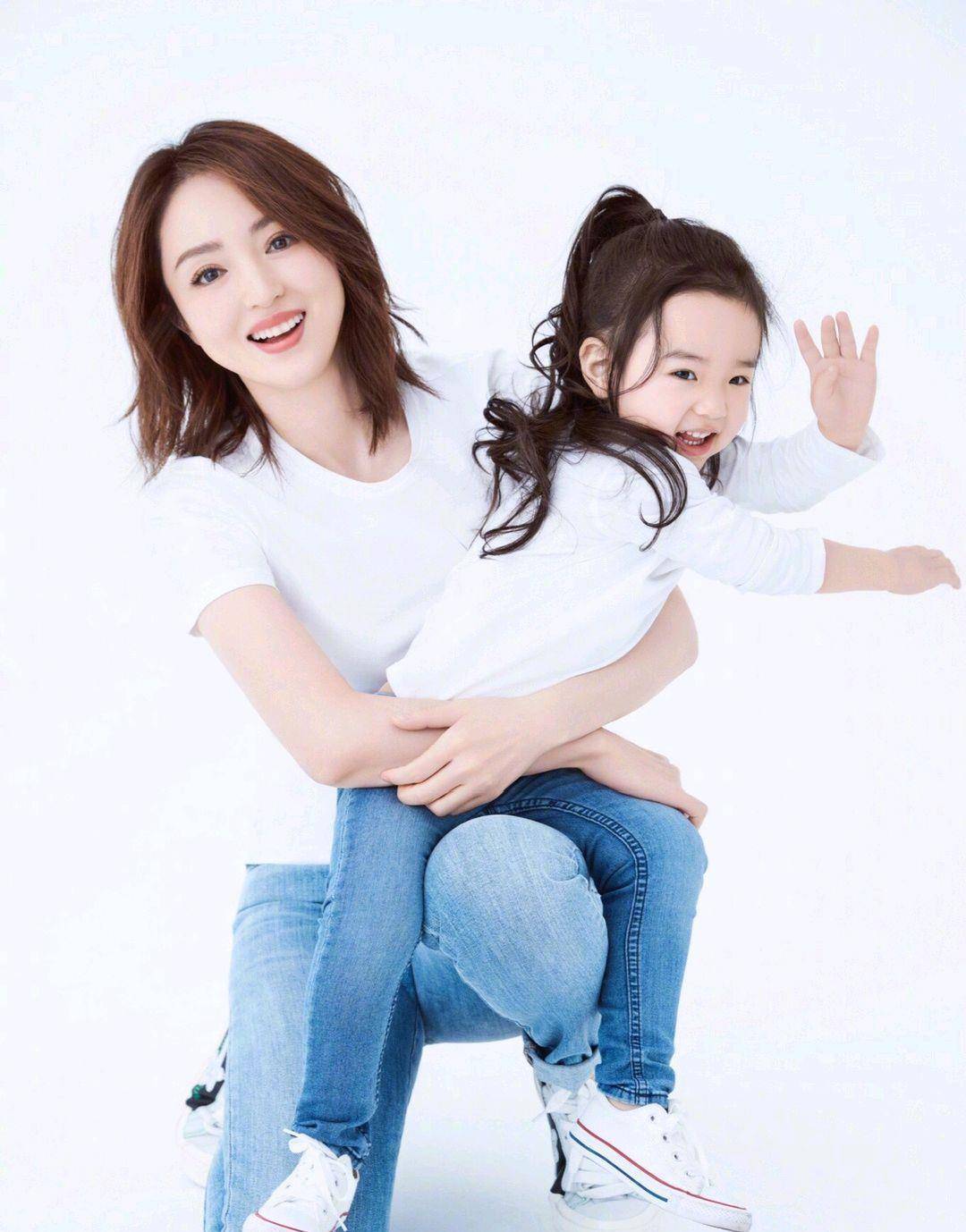 董璇女儿晒练舞近照,与小宝宝合照小动作超暖心,腿上疤痕令人心疼