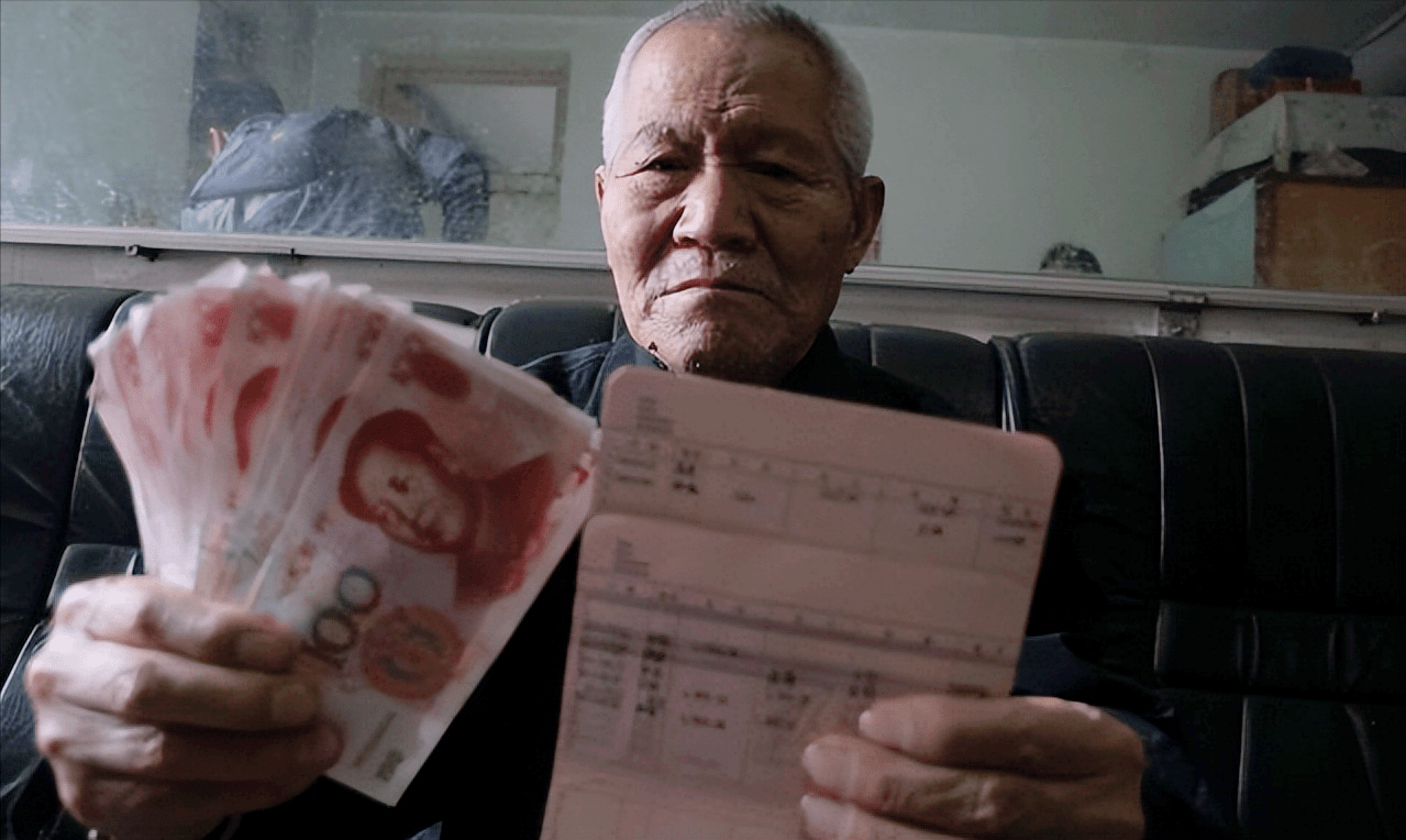 家中老人去世了,存在银行的钱没人知道,银行会通知家属吗?