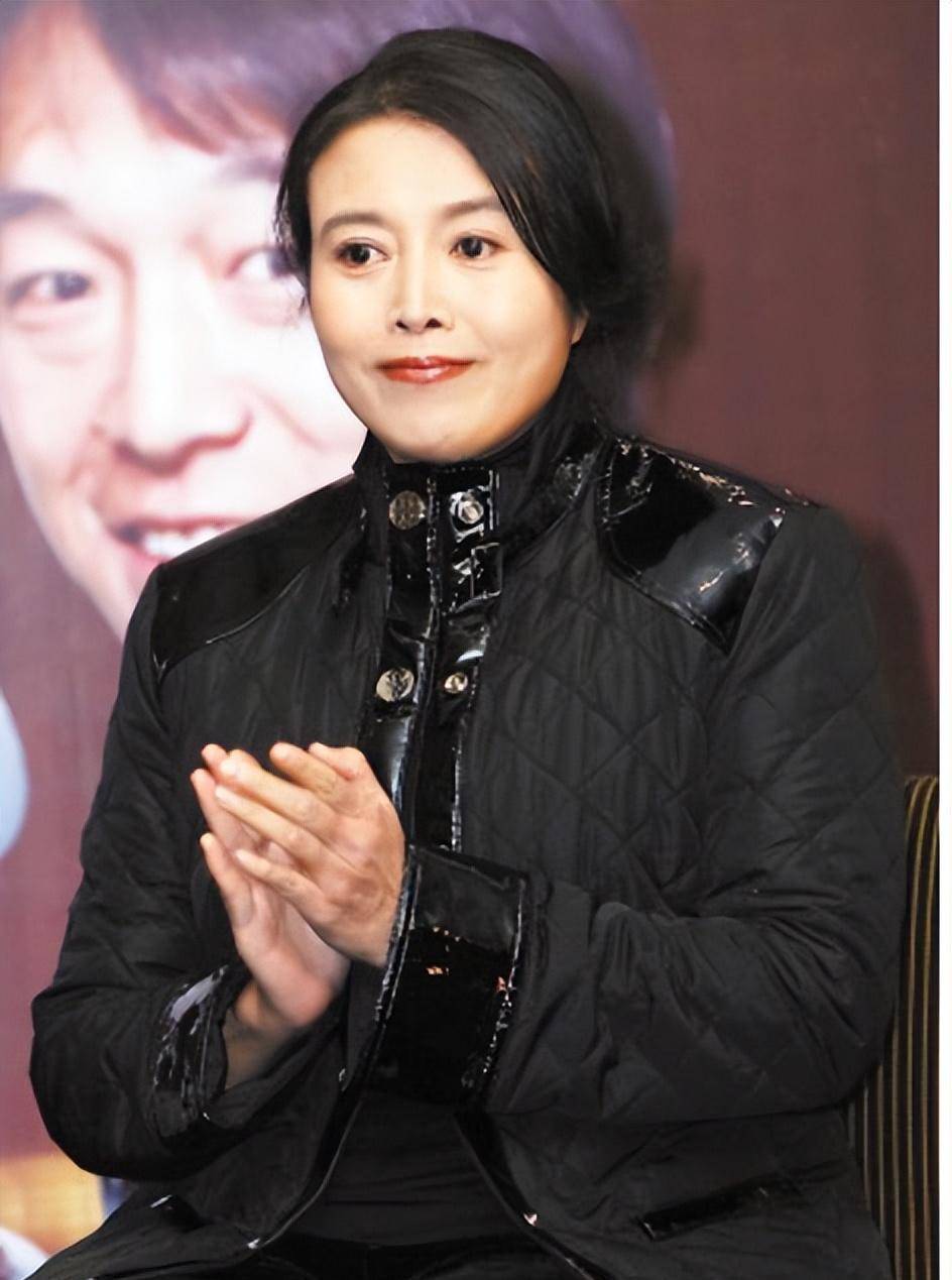 著名演员丁嘉丽爱情坎坷:两段婚姻一段情,如今63岁仍单身一人