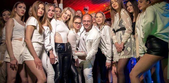 4月3日,美国41岁花花公子维塔利·格雷琴(vitaliygrechin)涉嫌组织17