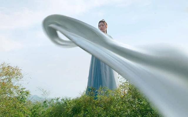 白风夕的笑声登场有点尴尬,更让人尴尬的是她的武器——一条白练,这种