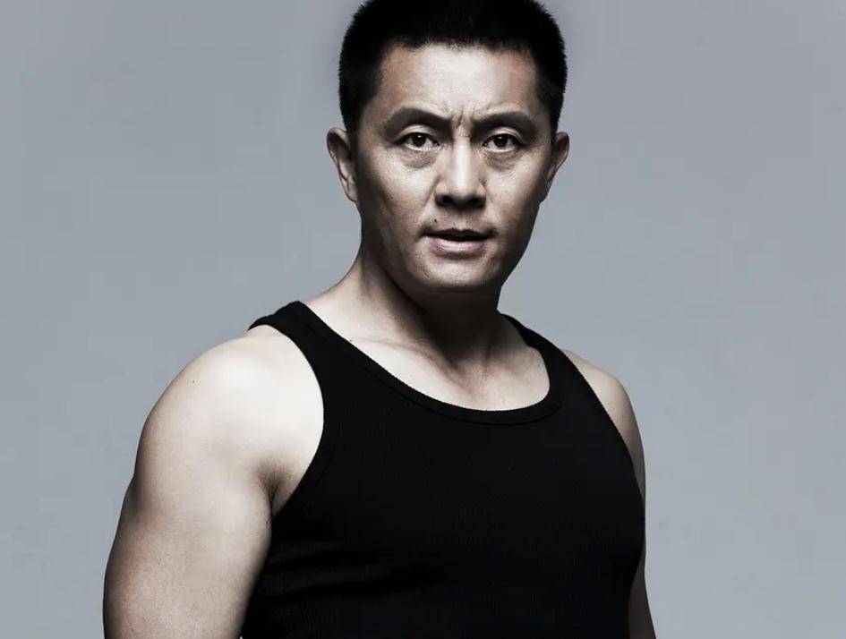 演员常戎近照曝光,59岁热衷健身浑身腱子肉,娶小17岁娇妻很幸福