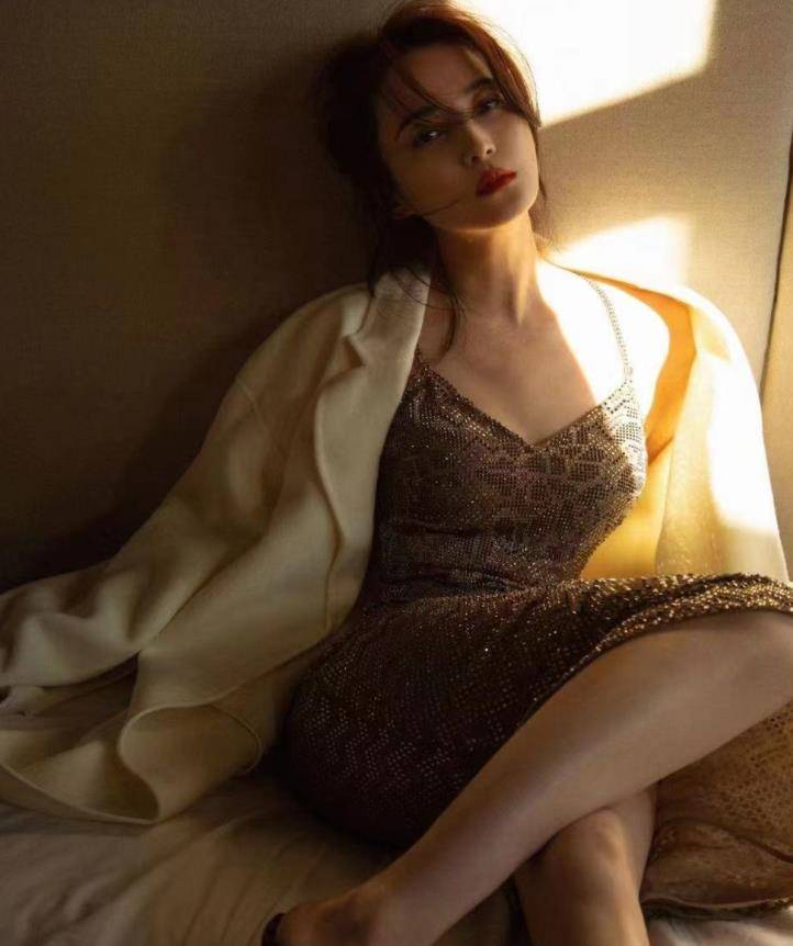 蒋勤勤朦胧光影唯美柔情,墨绿色的时尚高级感是独特的,闪钻吊带长裙