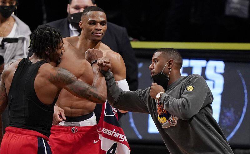 威少赛后亮出一身肌肉,33岁的他身体仍处于巅峰_身材_训练_韦德