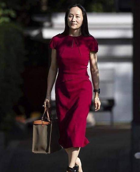 孟晚舟不愧是职场女强人,一袭红色连衣裙走在街上,回头率超高_女性