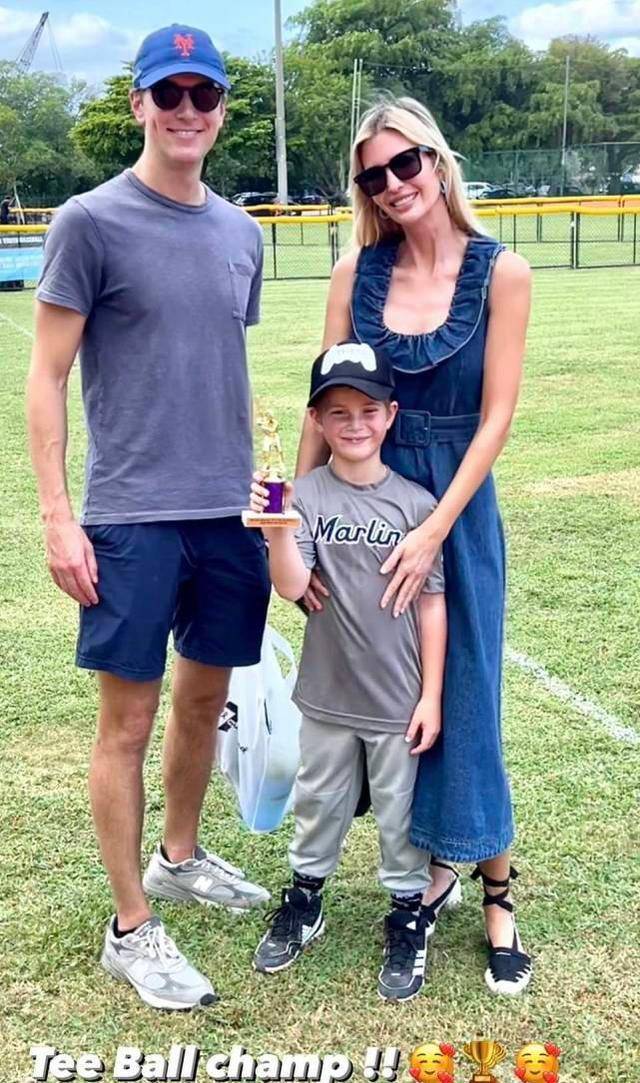 画面中她和丈夫贾里德·库什纳的最小儿子,6岁的西奥多,手中举着小小