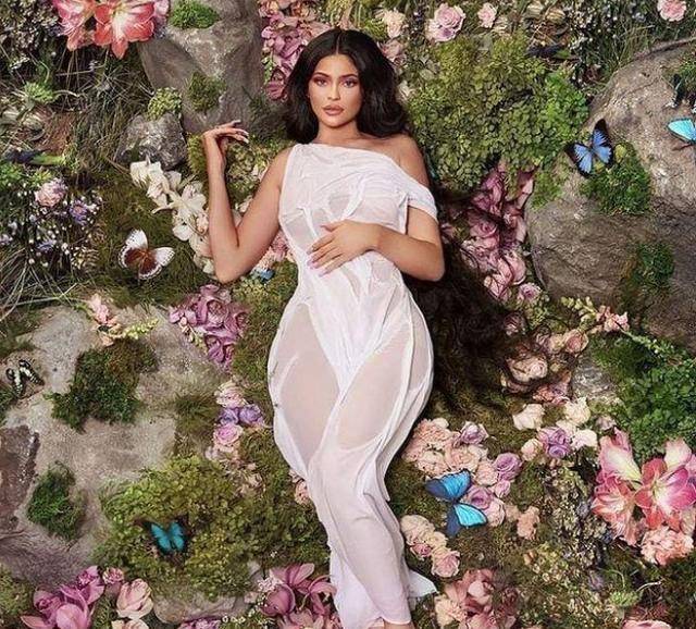 金小妹凯莉詹娜出席活动,怀孕照样穿紧身裙,成功成全场焦点_身材_白色