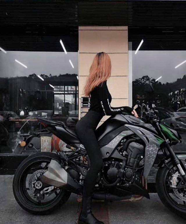 23岁美女网红飙车身亡,身份曝光,飙车照流出,有个细节不可原谅_摩托车