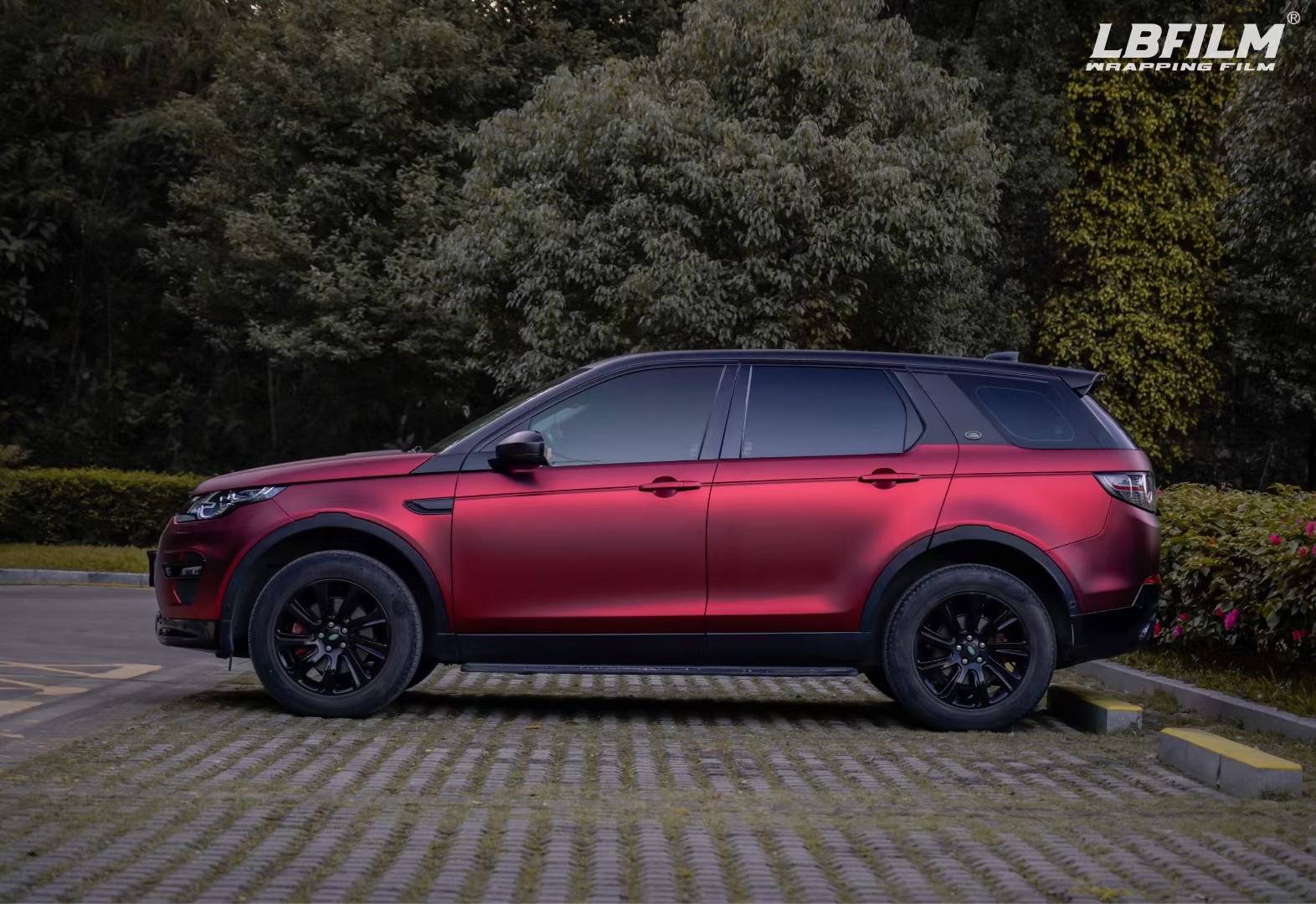 路虎发现lb改色膜罗曼尼红,复古元素的暗夜精灵_搜狐汽车_搜狐网