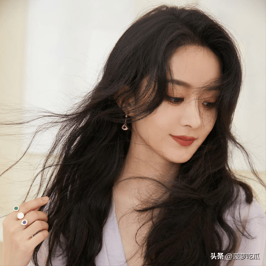 太美了吧!赵丽颖出镜间大波浪造型,发量蓬松让人羡慕
