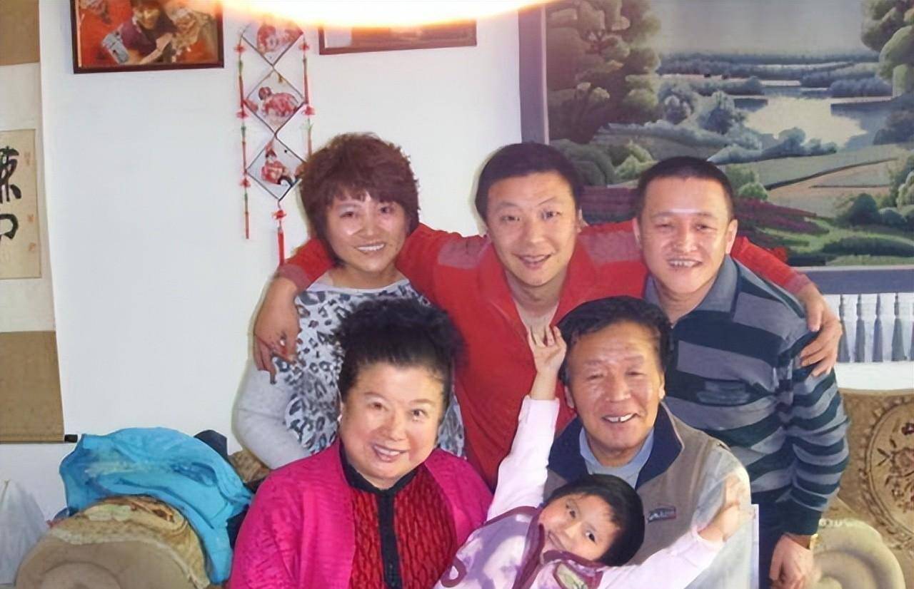 72岁的李静罕露面,近照显得年轻富态,你喜欢她饰演的大辣椒吗?