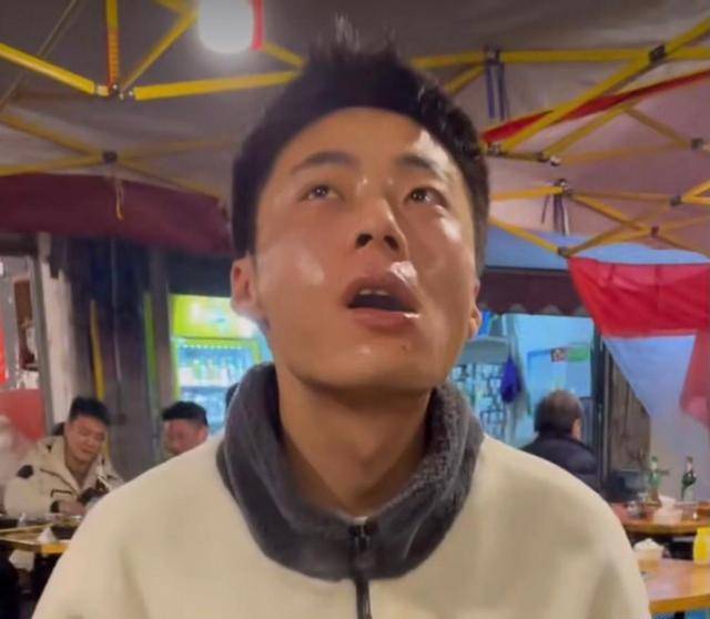 北方小伙挑战重庆辣串,脸上表情亮了,网友:提前预约肛肠科医生_菊花