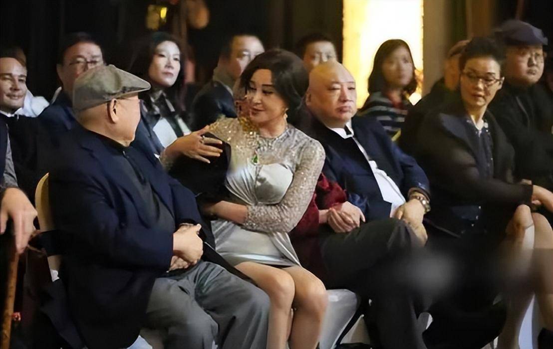 70岁刘晓庆同框68岁潘虹,一个美艳动人,一个端庄持重_造型_设计_整体