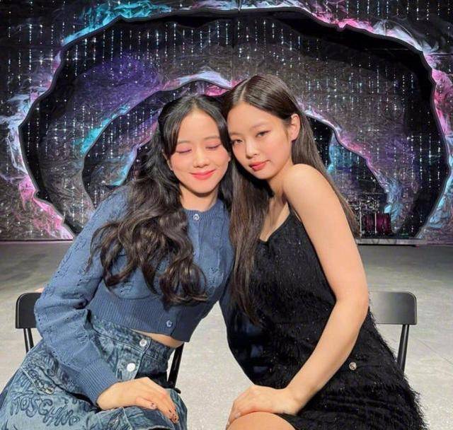 blackpink金智秀晒jennie合照,靠头宠溺,咬唇猫系女友视角太美_妮妮