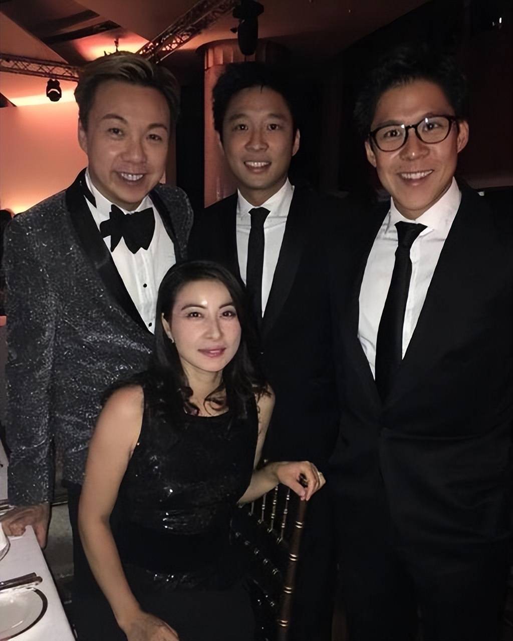 郭晶晶和霍启刚送新年祝福,一个细节证明,两个人到底有多恩爱_香港