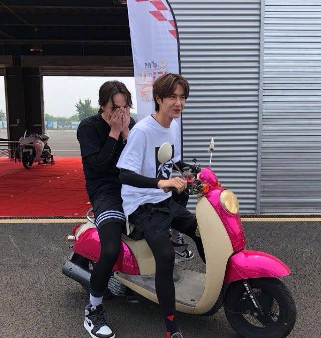 陈情令南京演唱会现场照片曝光,王一博骑粉色小摩托和肖战同台_黑色