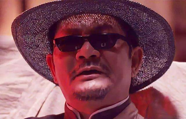 在电影中他们刚出场就撞在了墙上,而且二人都戴着墨镜,这让观众以为他