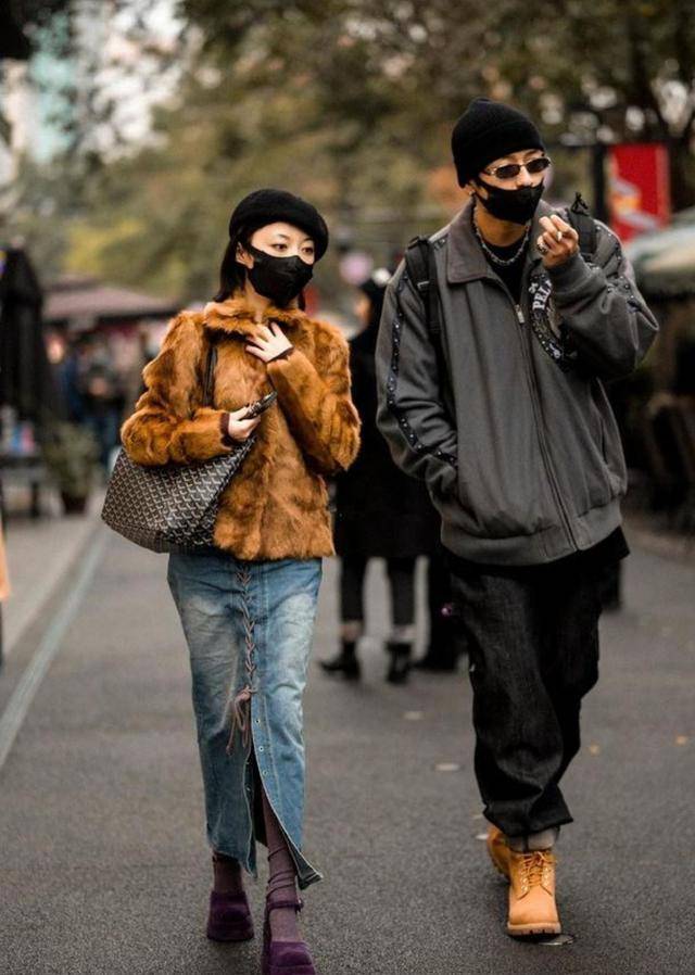 重庆冬季街头穿搭,穿貂毛外套显贵气高级感,走在路上回头率超高