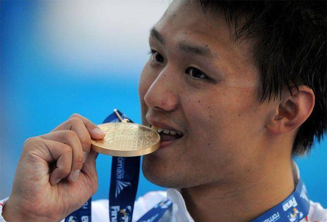 夺冠之后的张琳成了中国游泳队中第一位在世锦赛中夺金的男子运动员.