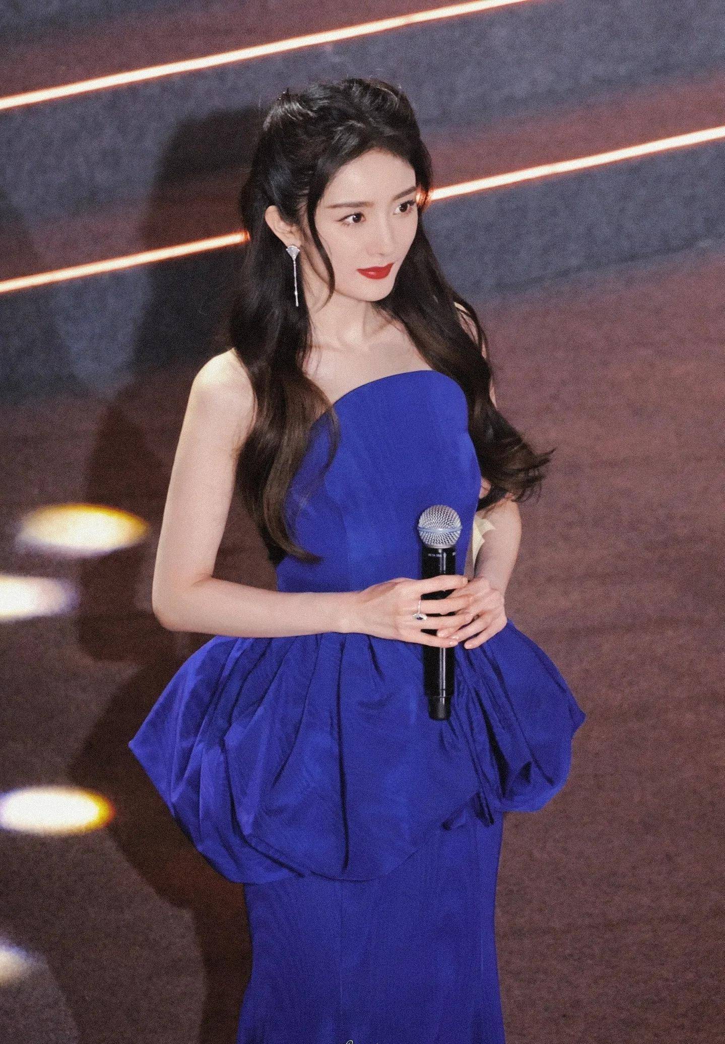 杨幂百花迎春舞台饭拍,穿蓝色抹胸裙梳公主头端庄大气 ,甜美温柔_什么