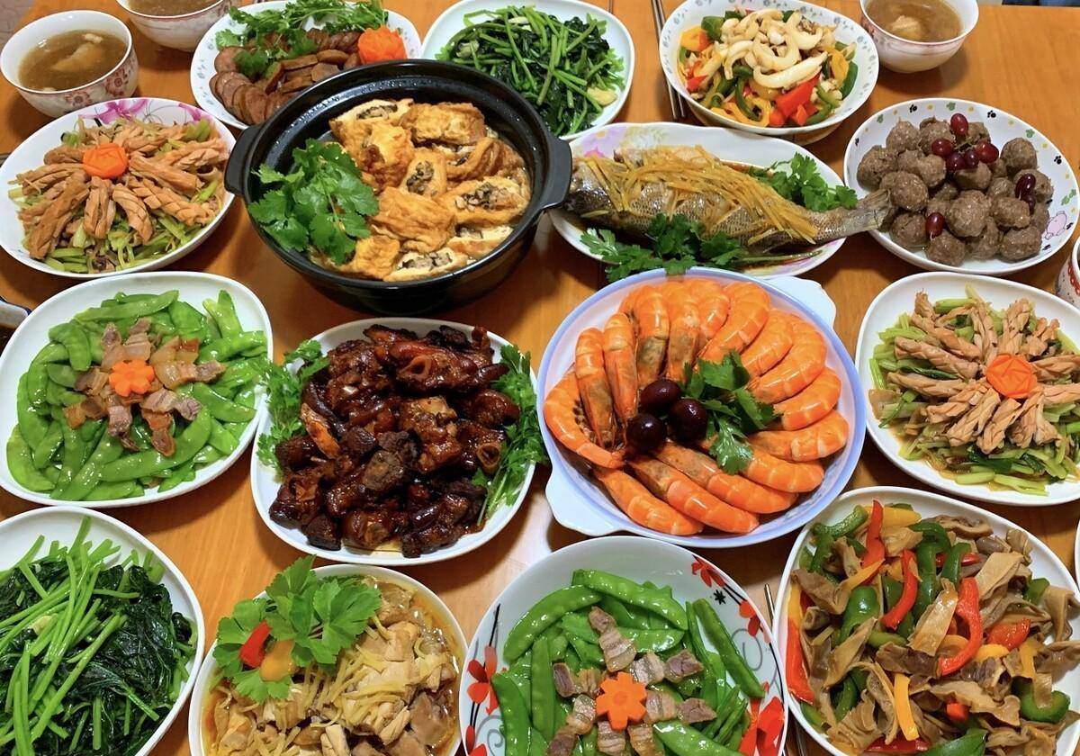 年夜饭是中国传统的团圆饭,辞去旧年的奔波,也迎来