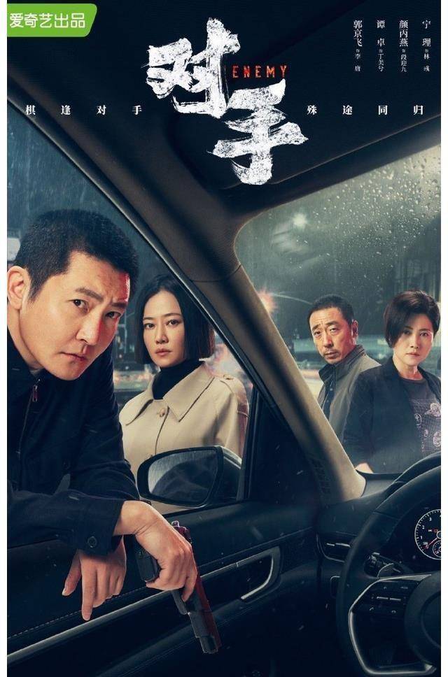 一个警察在李唐的脸上盖了一层白布,并朝它脸上浇水想以此捂死他,这算