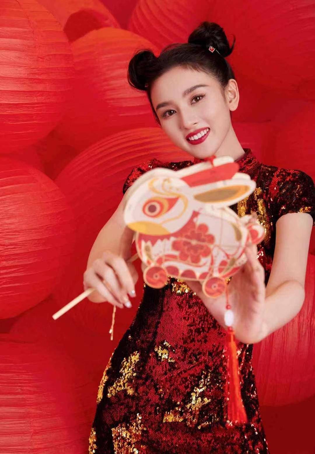 女星央视春晚造型:赵丽颖最韵味,杨紫最仙女,宋祖儿最可爱_装饰_一身