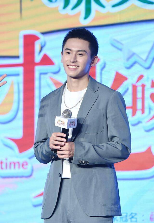 "不久前因为《山河令》爆红的新晋顶流张哲瀚,也曾有过口不择言,在
