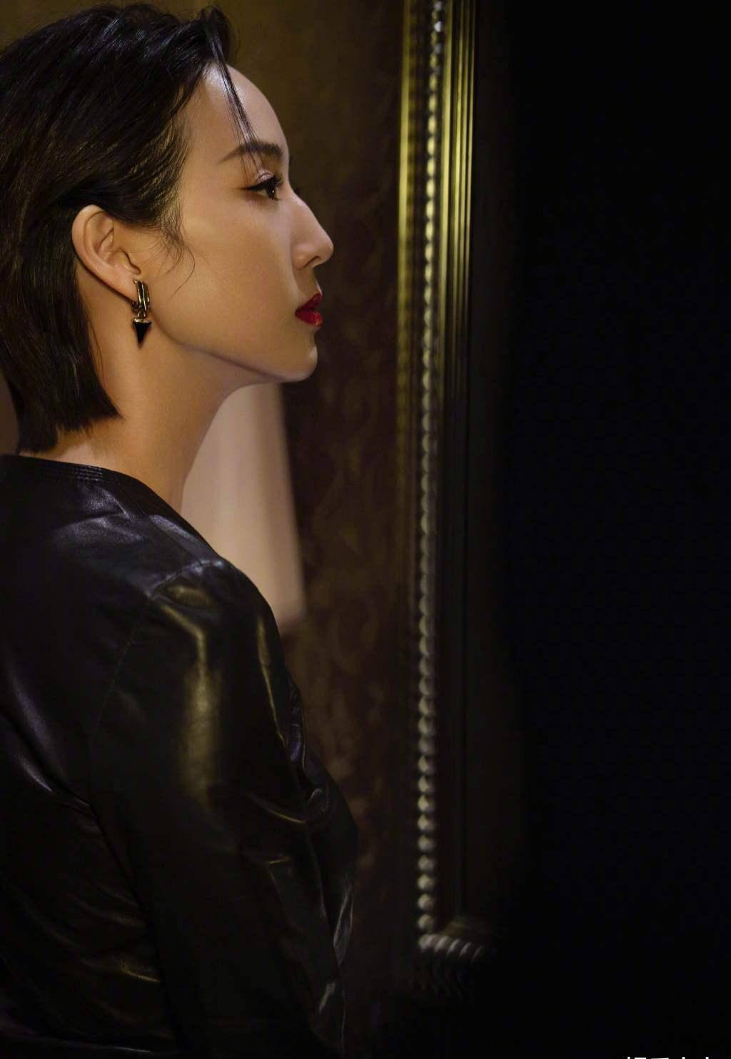 张钧甯轻摇滚风时尚大片,飒爽利落短发,修身黑色皮裙, 凌厉时尚_冷御